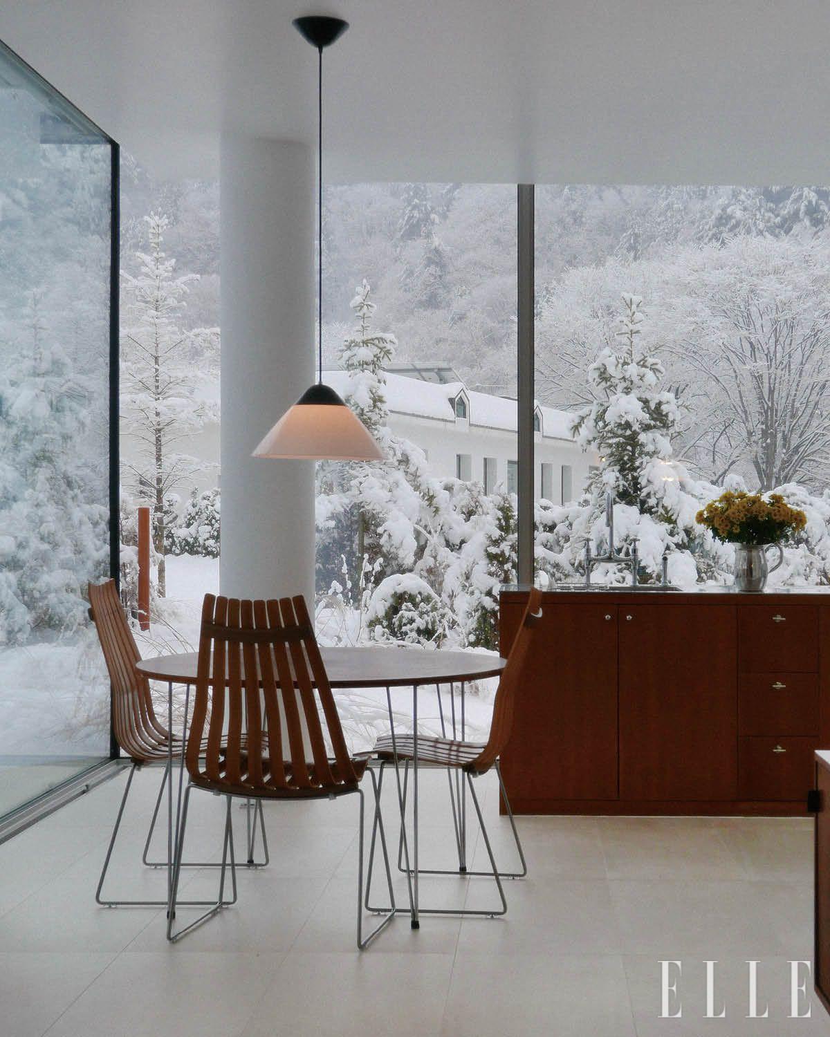 세 면이 커다란 유리로 둘러싸인 이곳은 계절의 변화를 있는 그대로 품는다.