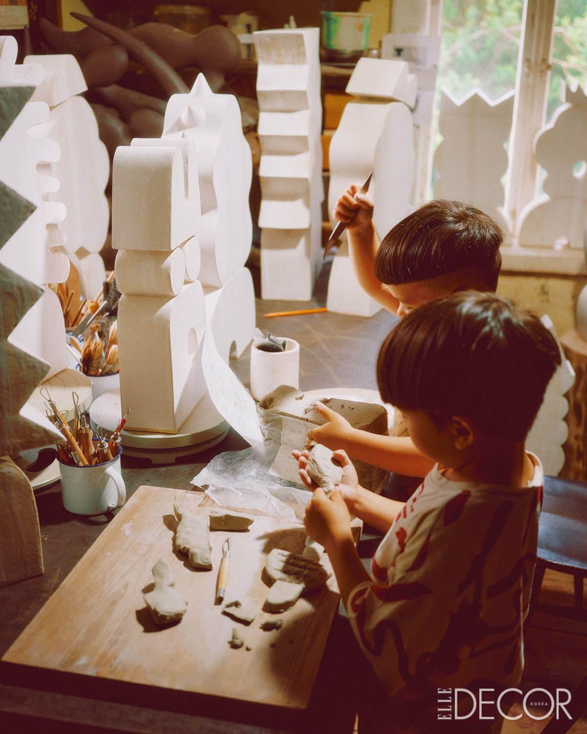 작업실 한쪽에서 자신만의 흙 생명체를 빚고 있는 아이들.