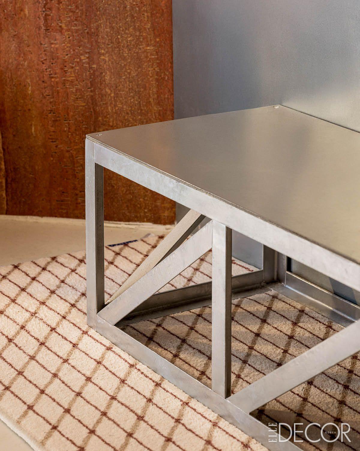 높은 개방감을 갖기 위해 바닥을 낮게 설계한 서재. 아이가 자주 드나드는 공간이라 적당한 높이의 발받침 가구를 두었다. 