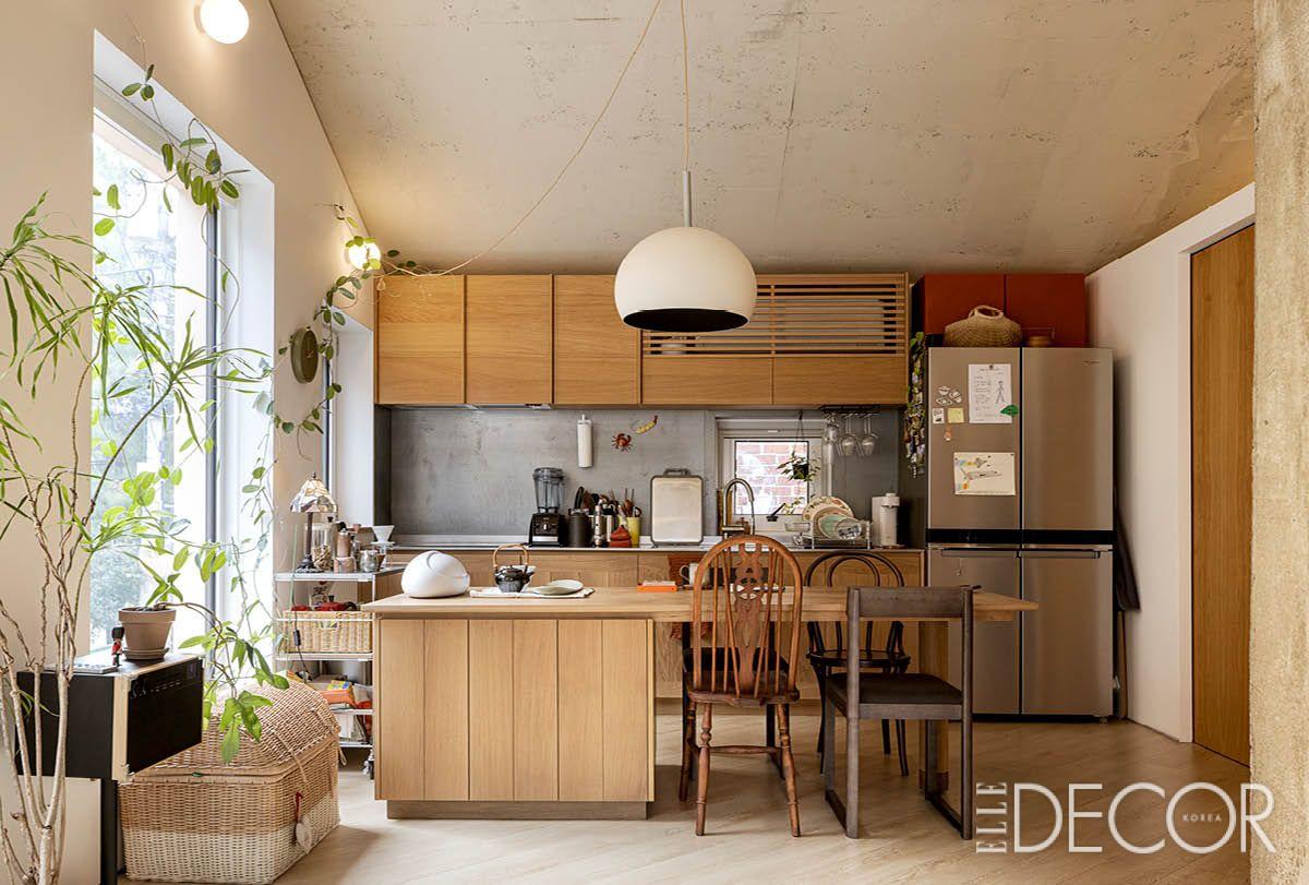 디비디비스튜디오에서 제작한 주방가구를 두었다. 우드 소재의 상하부장 사이 강철 소재의 벽면을 제작해 실용적이면서 포인트가 되어준다.. 의자는 유지민 씨가 수집한 빈티지 제품