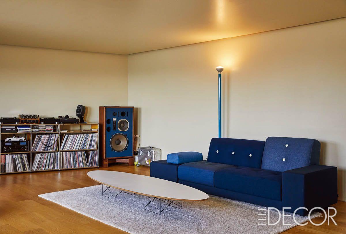 소파와 라운지 체어, 벽면을 가득 채운 서가와 바이닐 존까지 네 가지 전경으로 담아낸 거실. 가족이 각자의 즐거움을 누릴 수 있는 공간이다. 액자처럼 낸 창으로 남산과 하늘 전망을 만끽할 수 있다.