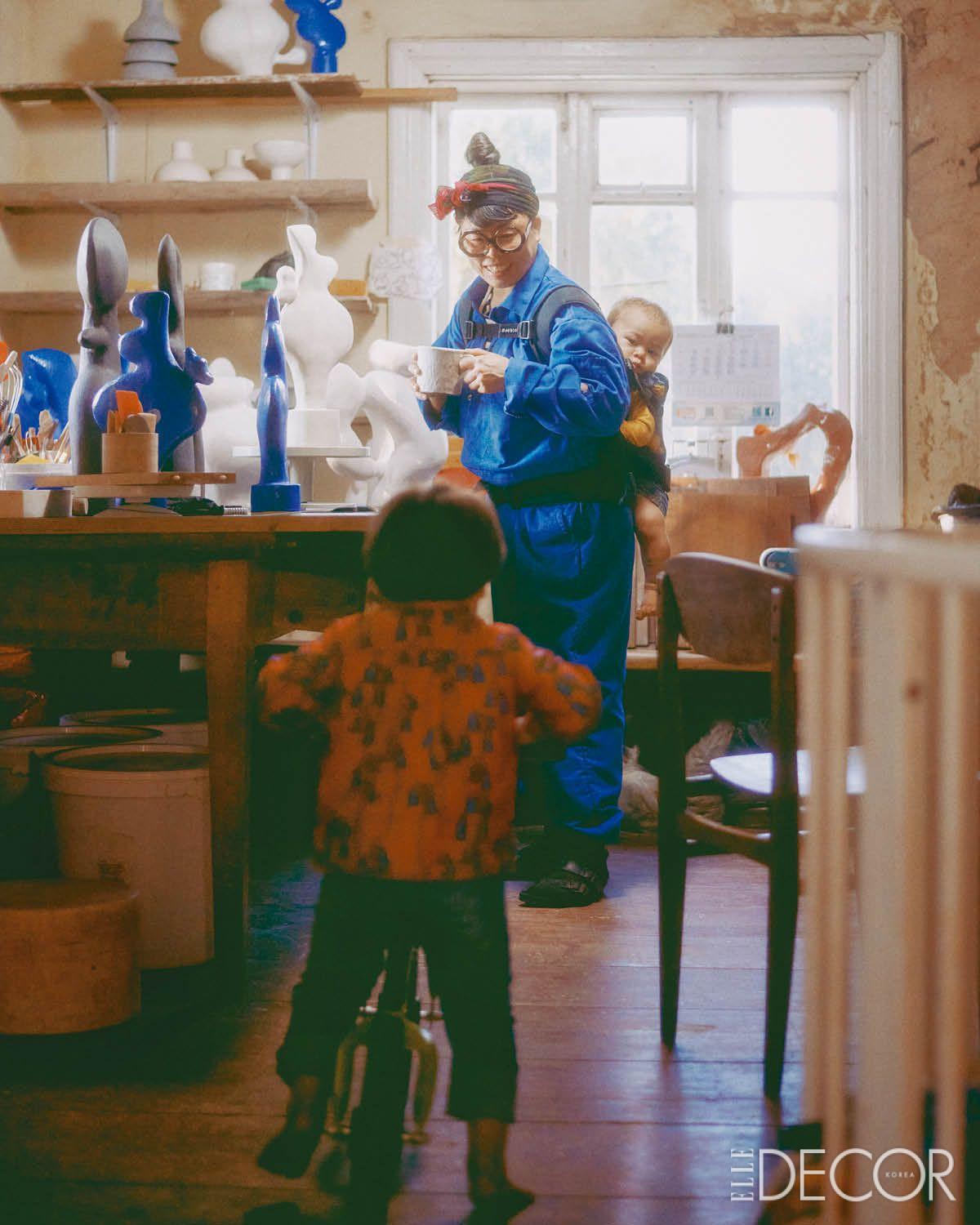 분주하면서도 평화로운 기운이 감도는 작업실.