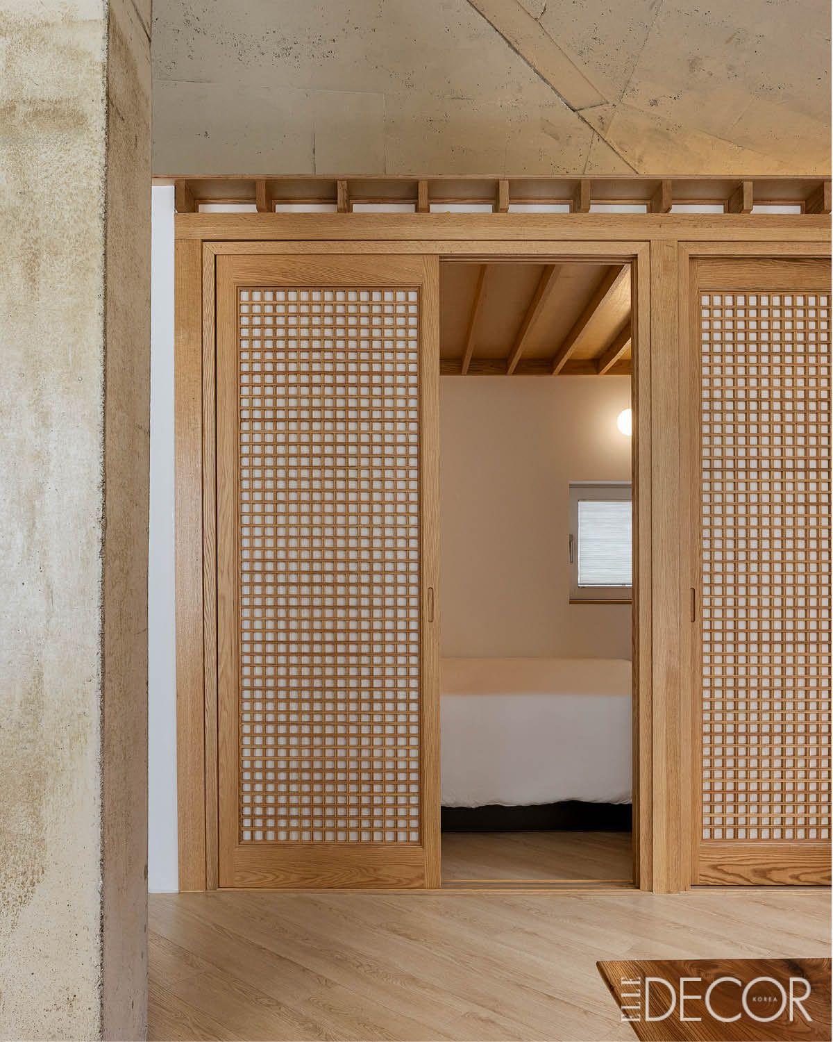 한옥의 장지문, 서까래, 처마 등을 현대적으로 차용한 부부의 침실.