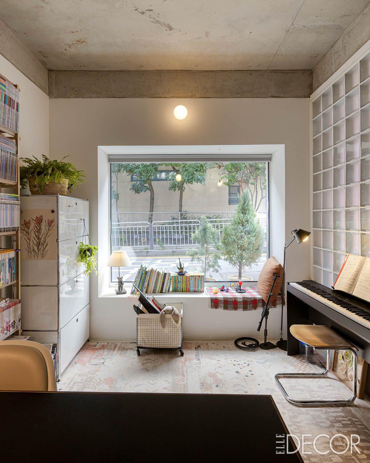 부부와 아이가 많은 시간을 함께 보내는 서재. 자연광이 환히 드리우는 이곳은 간접등으로만 구성해 집중에 적합한 환경을 만들었다.