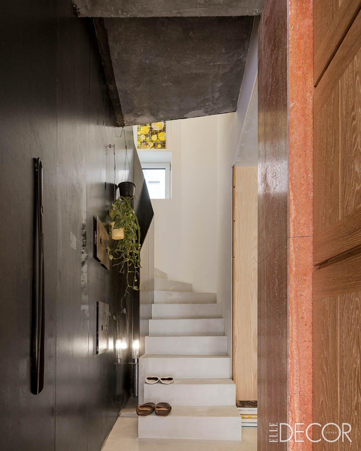 계단 우측으로는 서재와 화장실, 세탁실과 정원으로 이어지는 복도가 있다. 주거의 일반적인 건축 어휘를 따르지 않고, 여러 재료를 병치해 작지만 다양한 감각을 부여했다.