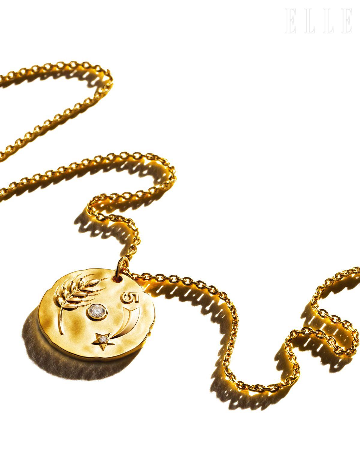 18K 옐로골드와 다이아몬드로 이뤄진 샹스 드 샤넬 메달 네크리스는 가격 미정, Chanel Fine Jewelry.