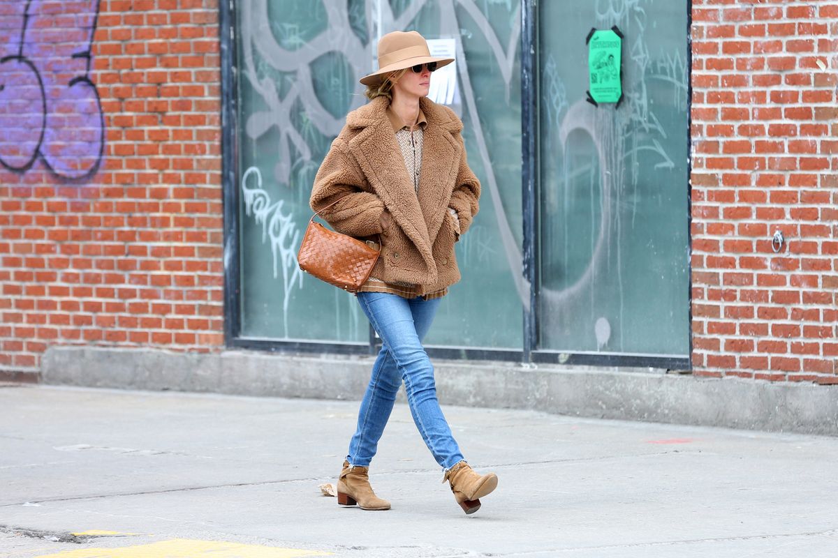 복슬복슬한 테디 베어 코트의 볼륨감을 차분한 스웨이드 앵클부츠로 눌러주어, 따뜻하면서도 부해 보이지 않게 밸런스를 맞춘 니키 힐튼. © Splash News