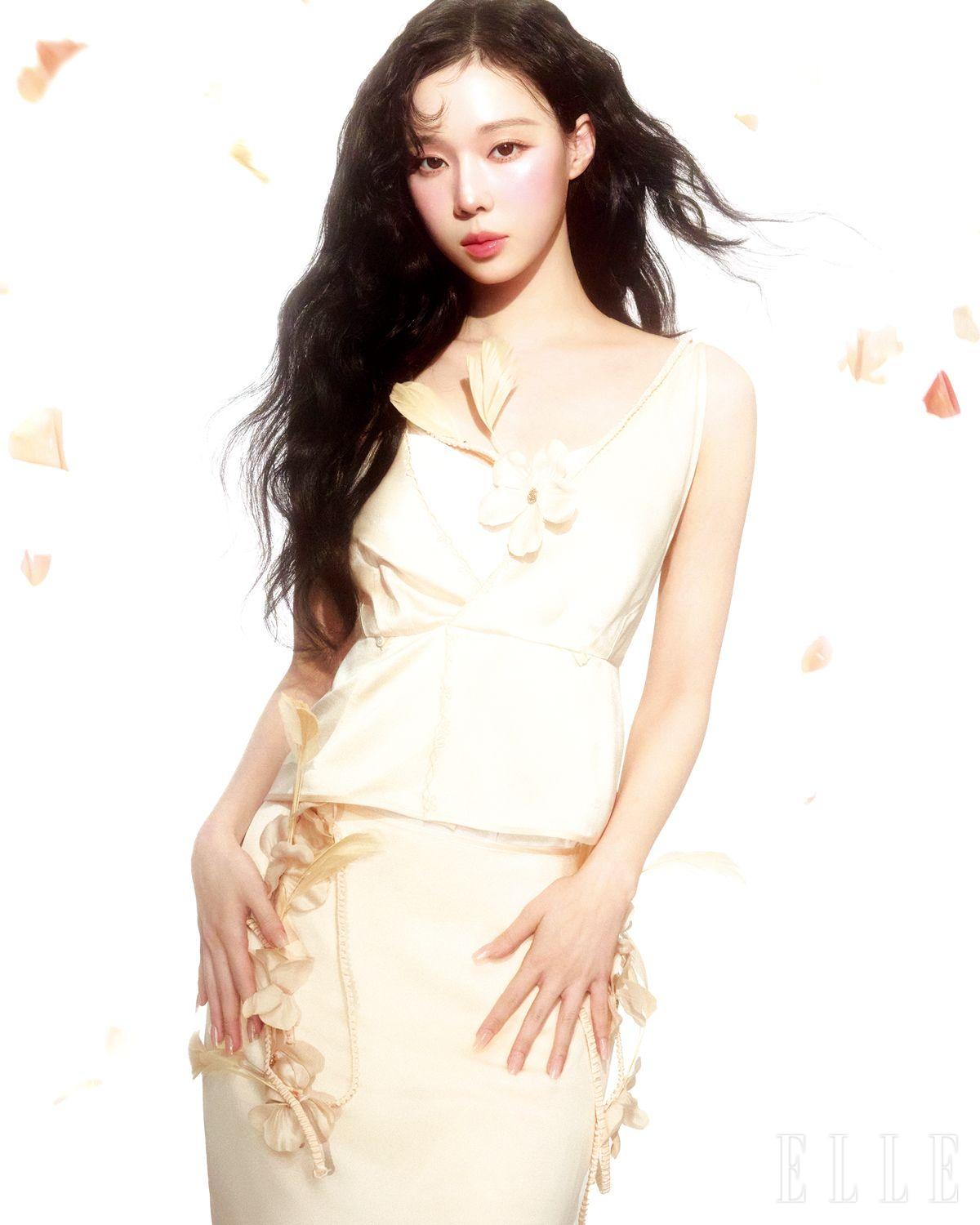 플라워 디테일이 가미된 피치빛의 세트업은 Fumika Uchida. 이너 슬리브리스는 스타일리스트 소장품.