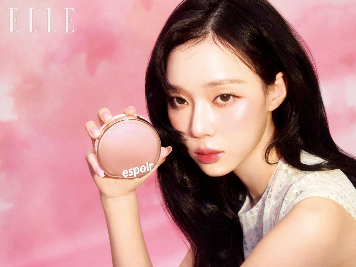 스팽글이 가미된 시어한 화이트 드레스는 Renaissance Renaissance.