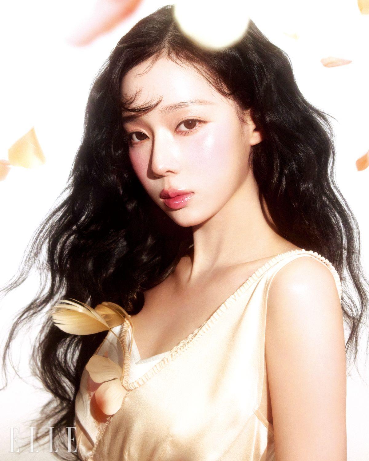 윈터가 착용한 따스한 피치빛의 톱은 Fumika Uchida.