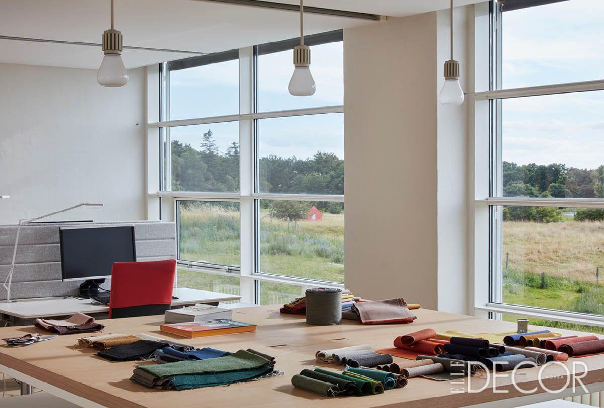 크바드랏 본사의 패브릭 디자인 스튜디오 전경. 밖으로는 아름다운 에벨토프트의 자연과 랜드 아트가 펼쳐진다. 