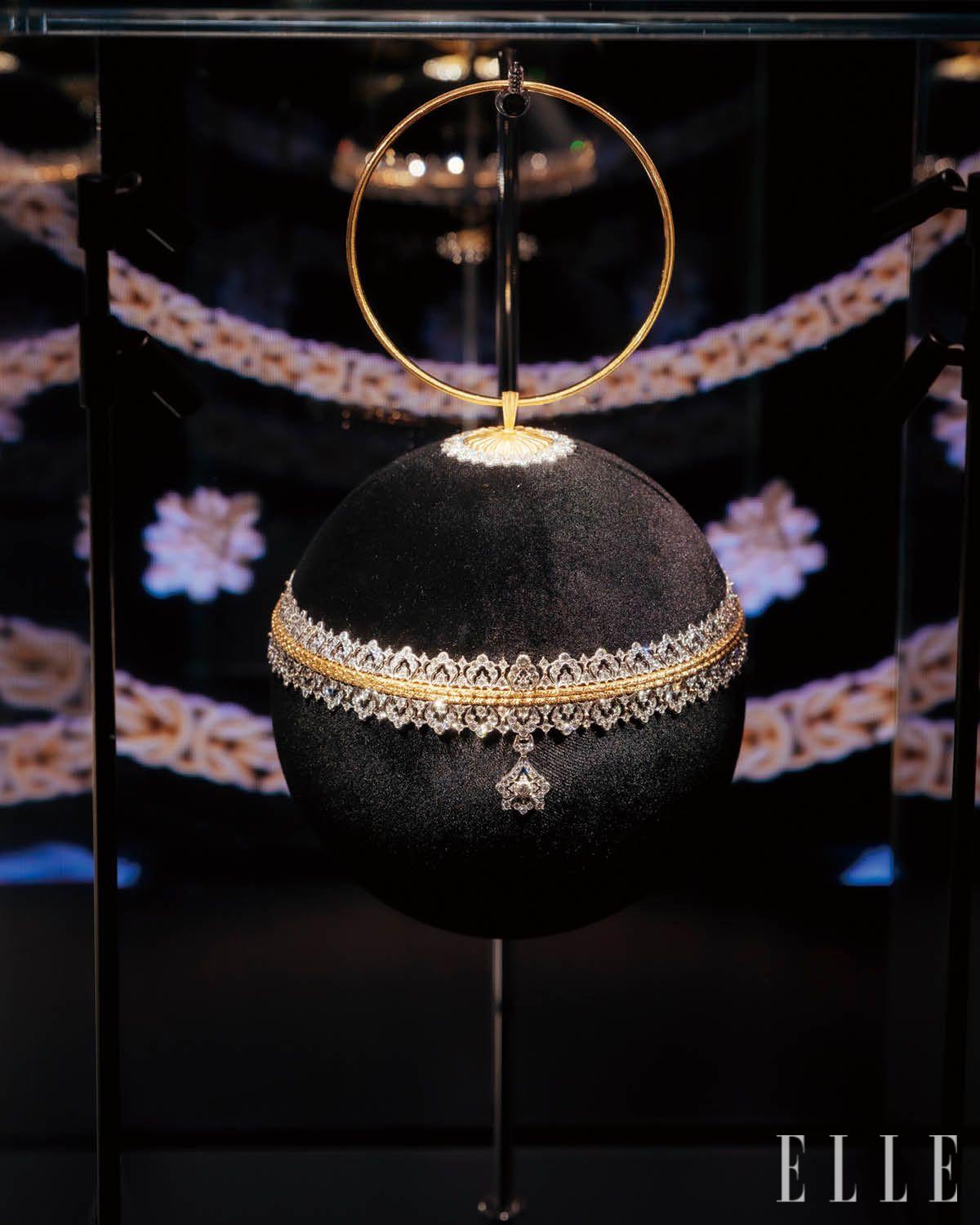 쿠튀르에서 영감받은 클러치백. 