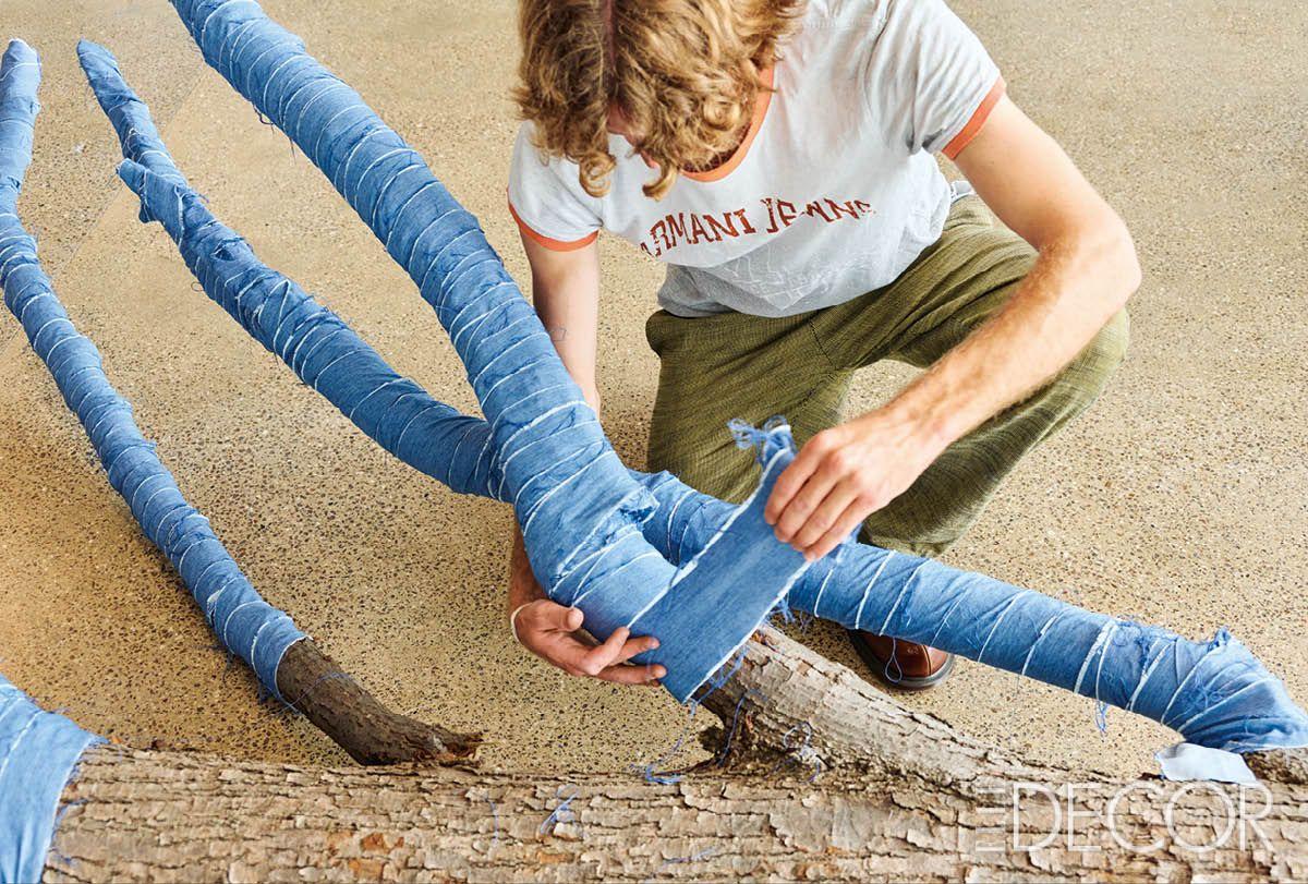 줄리어스와 열 명의 팀원들은 지난여름 내내 숲에서 나뭇가지를 채집하고 패브릭으로 감는 작업을 이어왔다.
