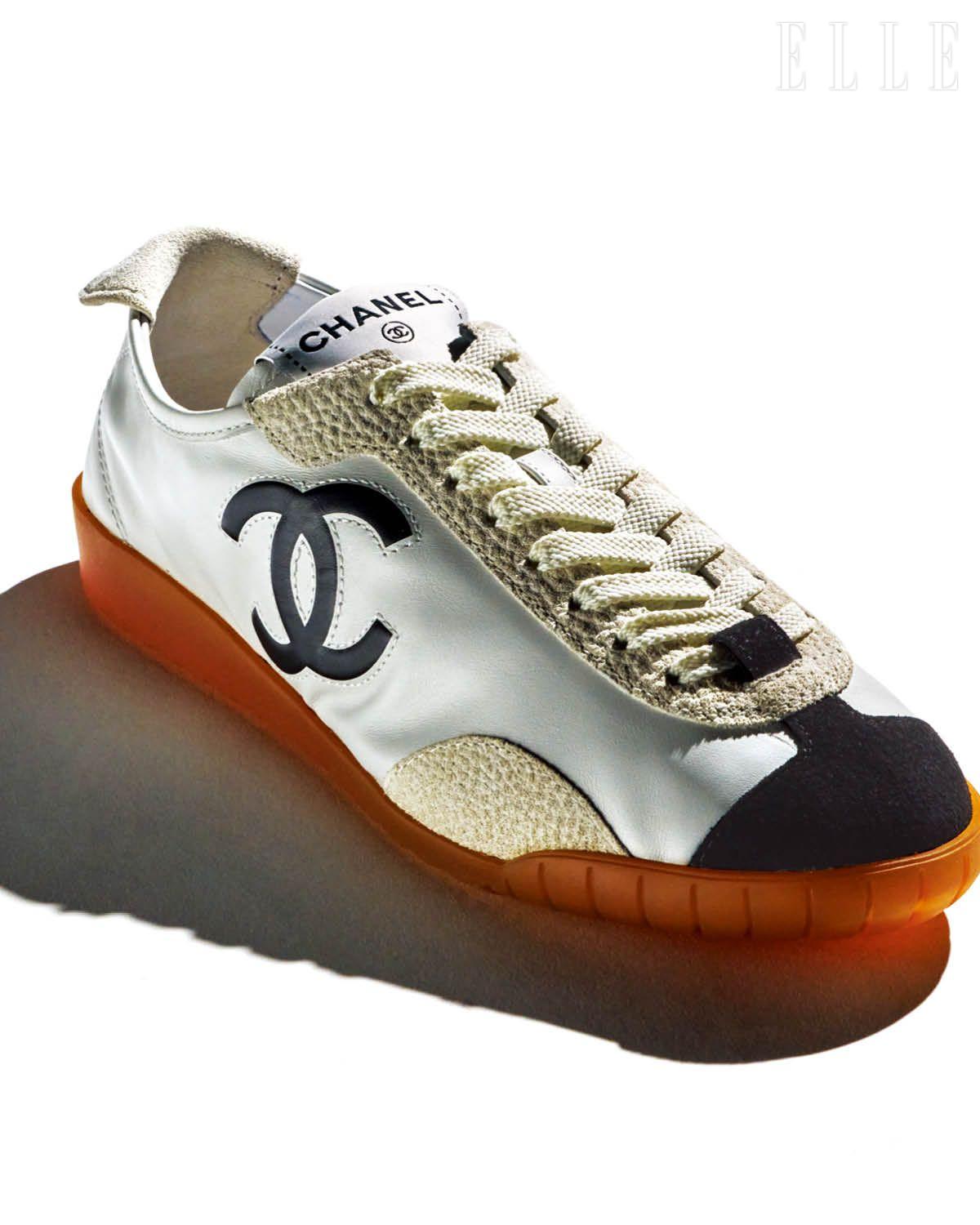 화이트와 블랙의 대비가 돋보이는 스니커즈는 가격 미정, Chanel.