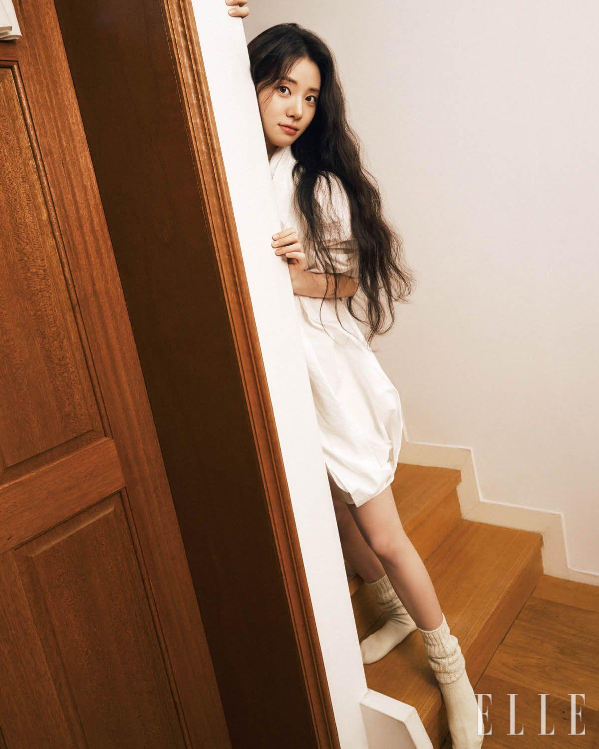 화이트 셔츠 드레스는 Loewe. 아이보리 니트 쇼츠는 Oursaalty. 삭스는 스타일리스트 소장품. 