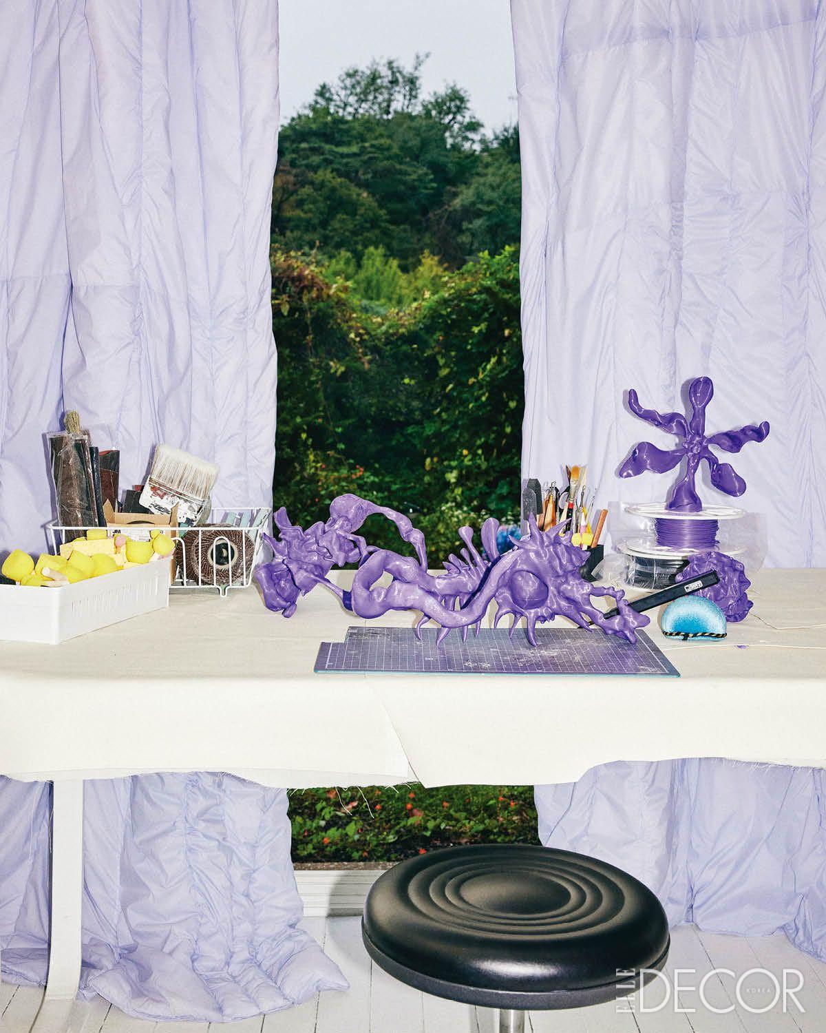 3D 모델링 작업의 일부가 놓인 책상. 박쥐와 골반, 여러 짐승의 턱 뼈, 서양 난 뿌리 등 주로 연필로 그렸던 형체를 3D 프린터로 출력하는 실험을 이어가고 있다. 생분해성 플라스틱으로 만든 지지체에 패브릭을 입혀 단단함과 부드러움이 공존하는 생명체를 만들 예정이다. 창가의 두툼한 커튼 역시 우한나가 직접 만든 것.