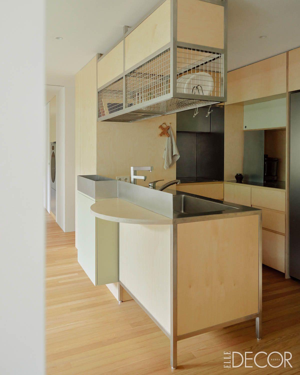 찻물처럼 차분하고 투명한 색상을 입은 산수화티하우스 대표의 집.