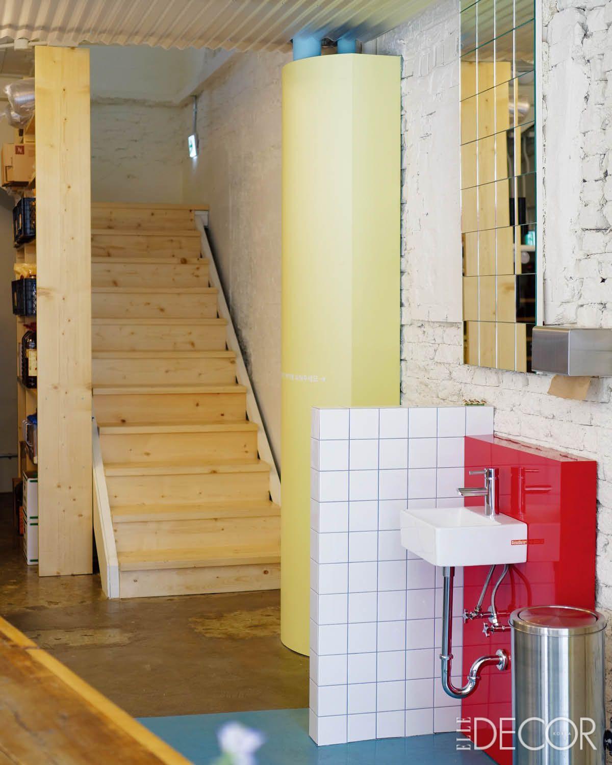 샐러드라는 메뉴에서 영감을 받아 다양한 색과 소재로 구성한 샐러드셀러 스토어 내부.