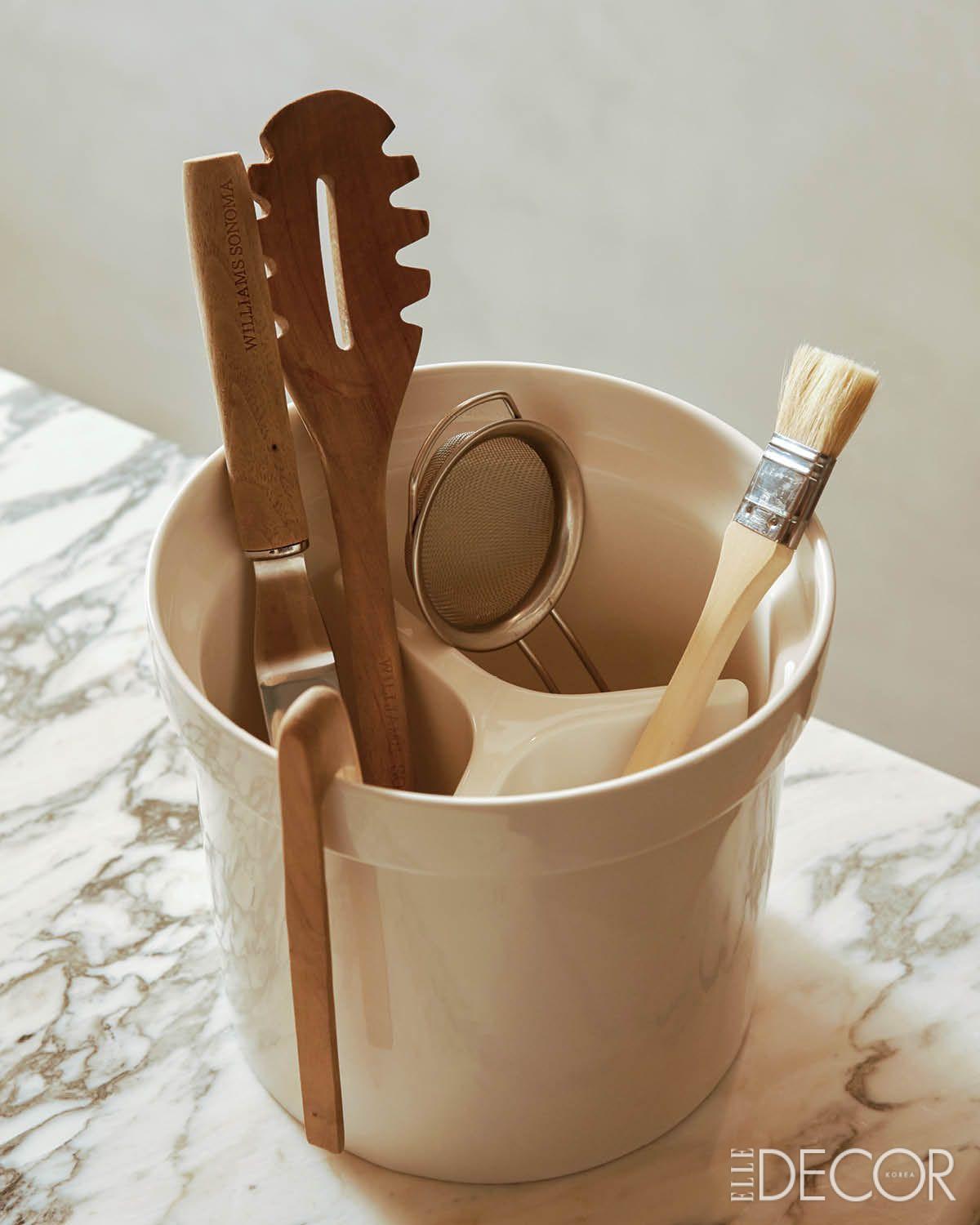 양지미의 감각을 반영한 바스켓은 주방 도구를 보관하거나 화병 등 테이블 센터피스로 활용하기에 제격.