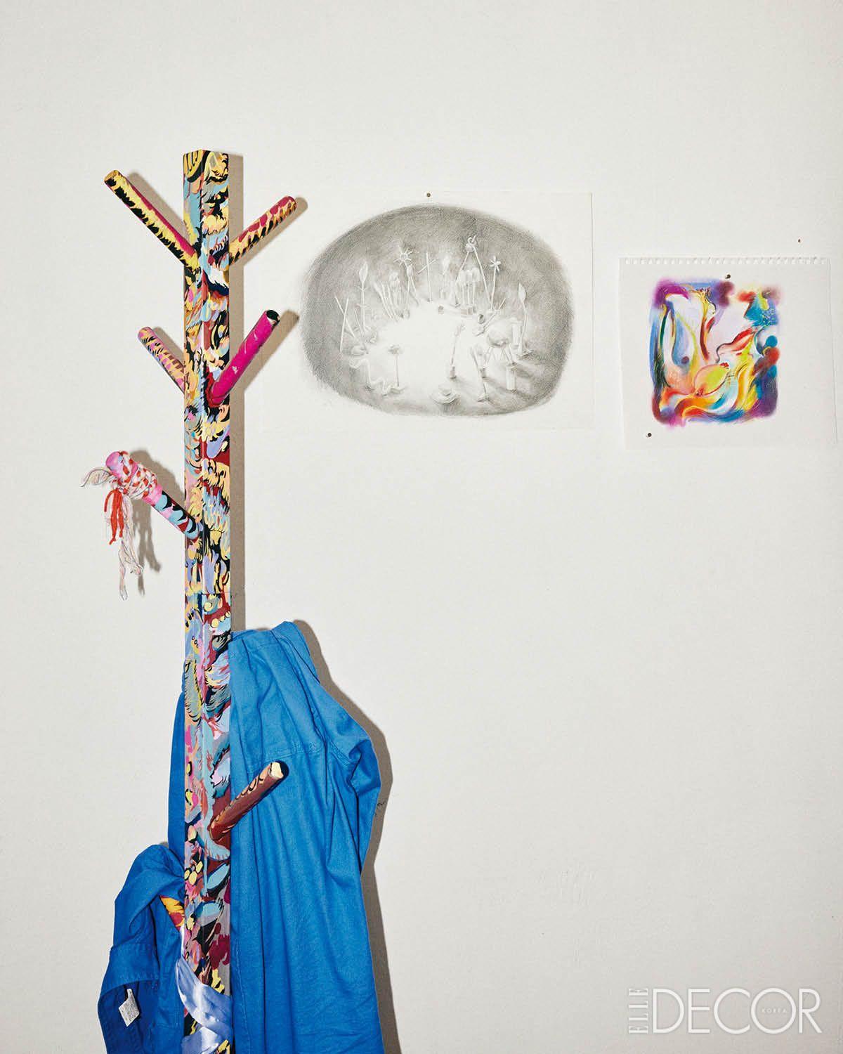  전시 구성의 일부로 직접 채색한 옷걸이, 설치미술 작업의 토대가 된 드로잉, 뉴욕 체류 중 새롭게 시작한 파스텔 드로잉이 걸린 벽. 