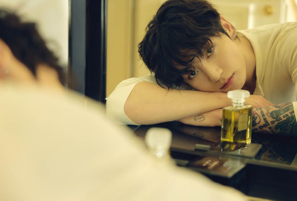 신선한 톱 노트와 파우더리한 하트 노트가 조화로운 N°19 뿌드르 오 드 빠르펭, 100ml 28만4천원, 주어진 현실에서 벗어나 진취적으로 삶을 살아가는 남성을 위한 블루 드 샤넬 빠르펭, 100ml 25만2천원, 모두 Chanel.