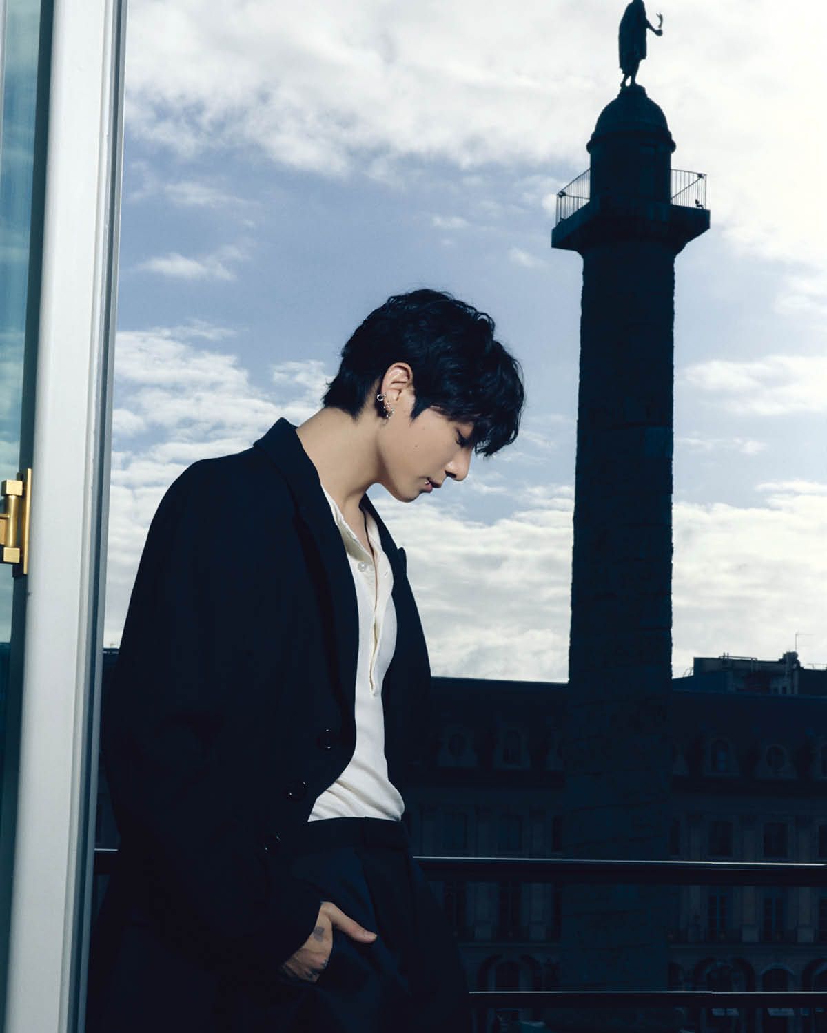 가브리엘 샤넬이 1937년부터 머물며 생활했던 리츠 호텔. 방돔광장이 내려다보이는 리츠 호텔 스위트 발코니에서 가브리엘 샤넬은 No.5의 팔각형 보틀 캡 디자인을 창조해 냈다. 이로부터 100여 년이 지난 지금, 같은 공간과 같은 자리에서 정국이 방돔광장을 가만히 응시한다.