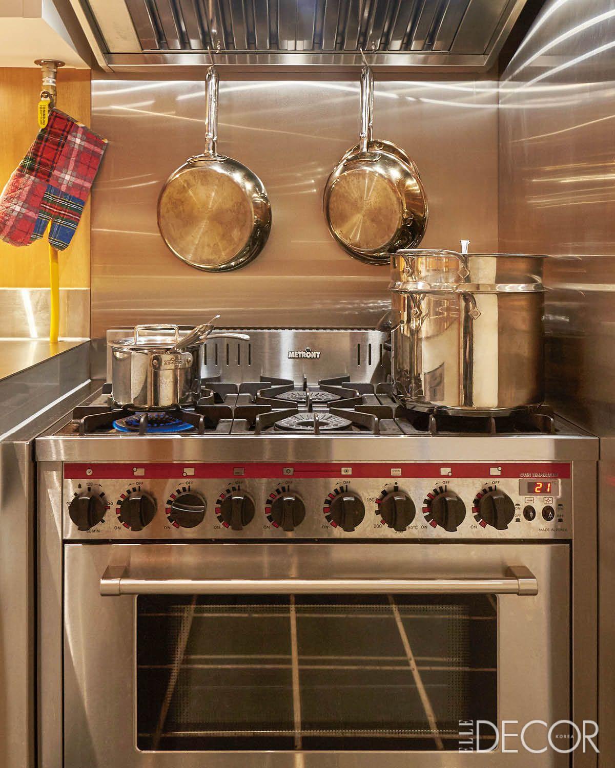 종종 쿠킹 클래스를 위한 공간으로 사용되는 주방. 가정용이 아닌 식당용 오븐을 들였다.