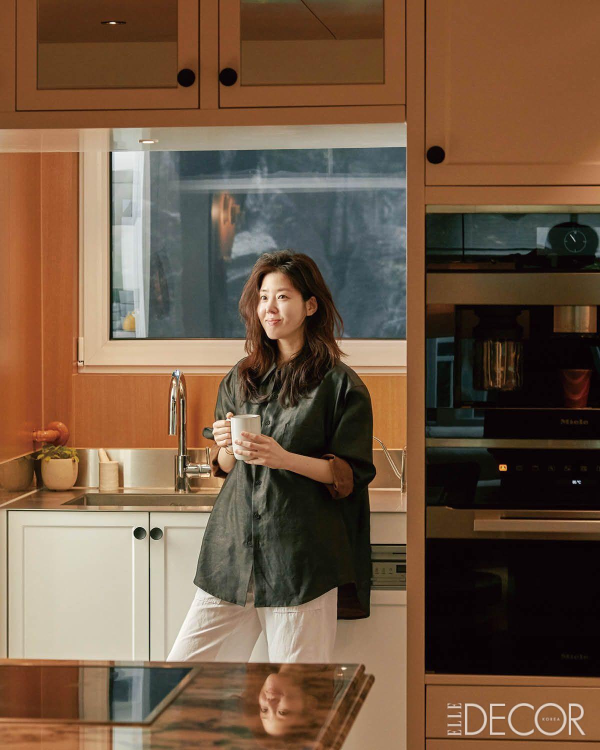 아침에 일어나 93.9 팝송 라디오를 틀고, 주방에서 커피를 마시며 하루를 시작한다. 