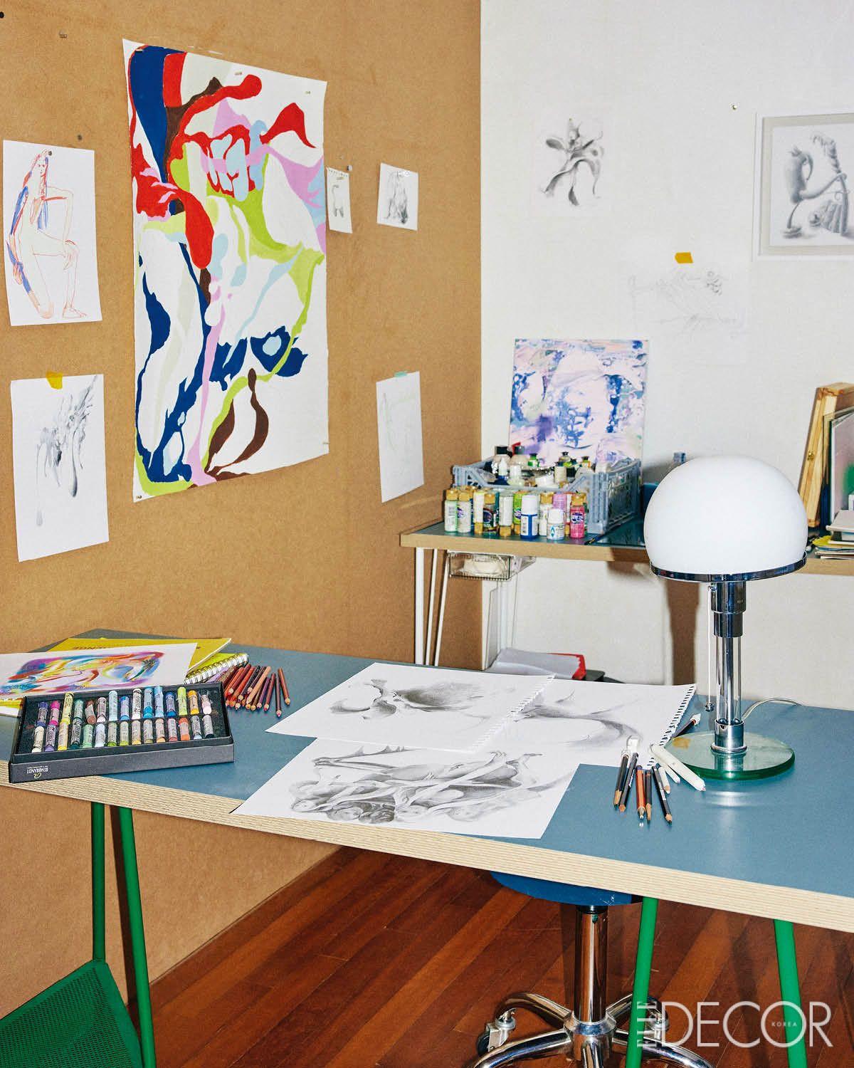 연필과 파스텔, 과슈로 생명체를 상상하는 드로잉 작업이 이뤄지는 방. 