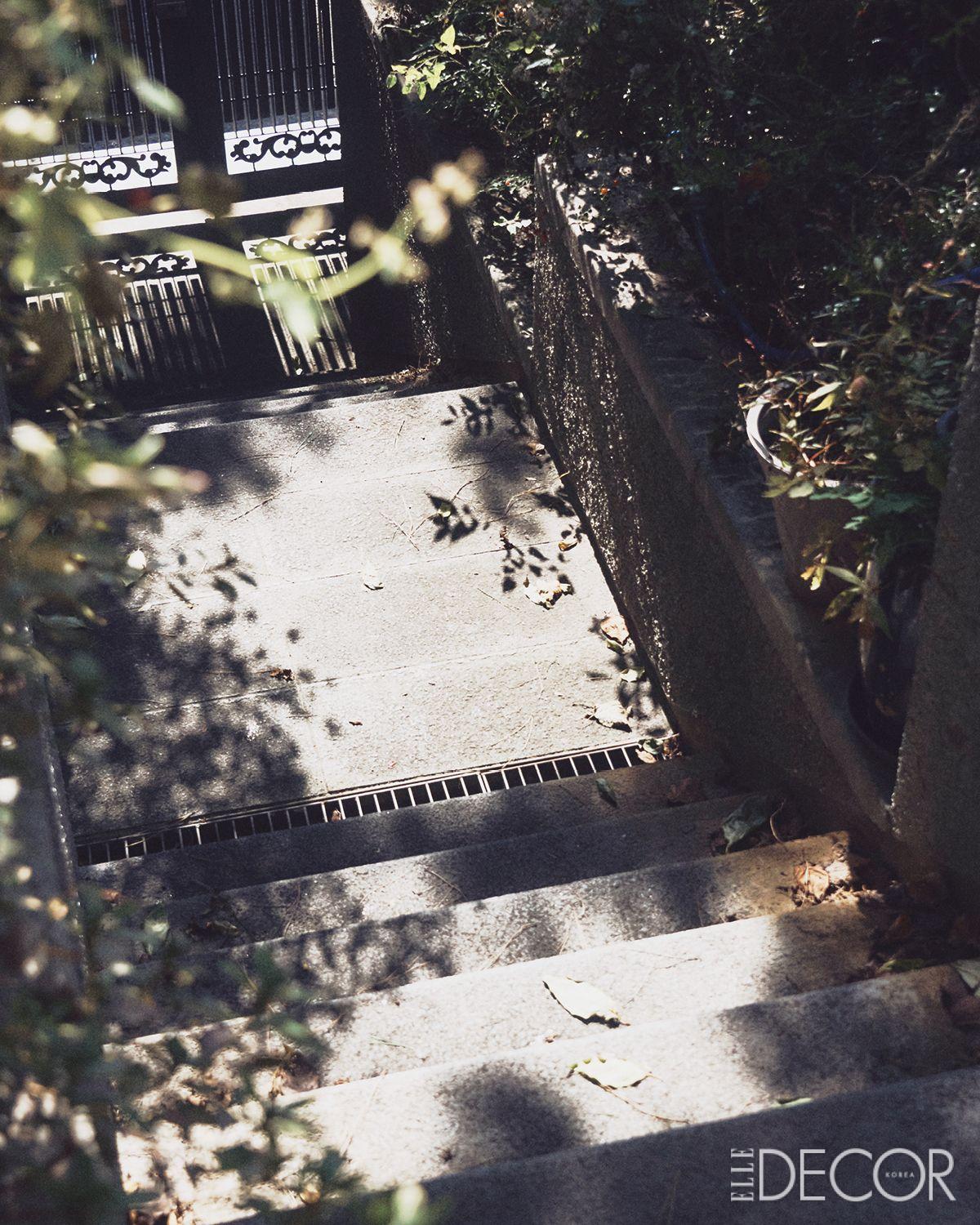 작업실로 향하는 외부 계단. 