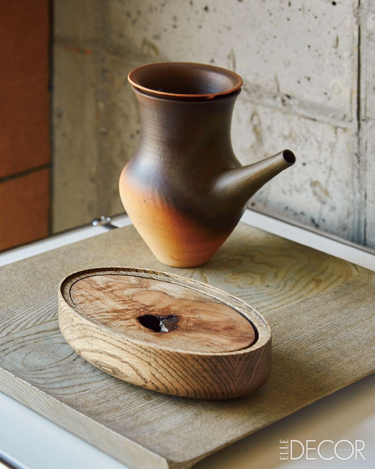 덴마크 도예가 롱페이 토세이 왕(Longfei Tōsei Wang)의 드래곤 스케일 커피 툴. 삼청동 공예 전문 갤러리 월(WOL)에서 구매했다. 