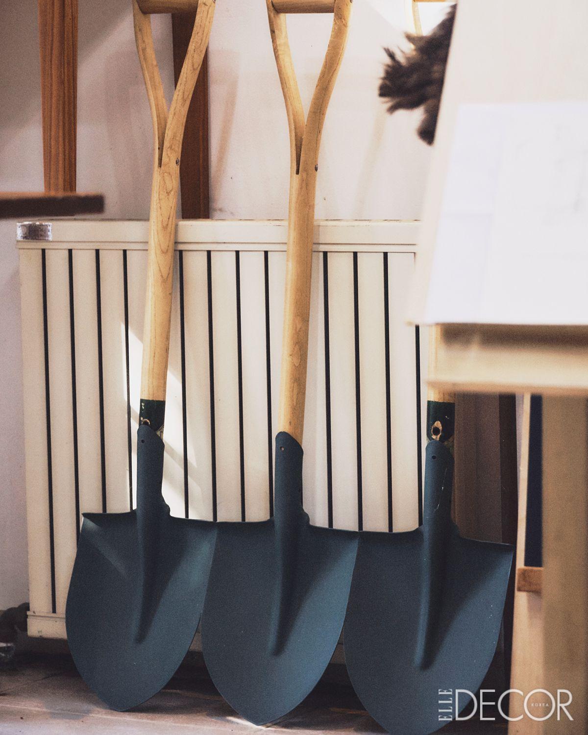 세 개의 삽날을 용접해 한 덩어리로 만든 ‘세 개의 질문’(2024).