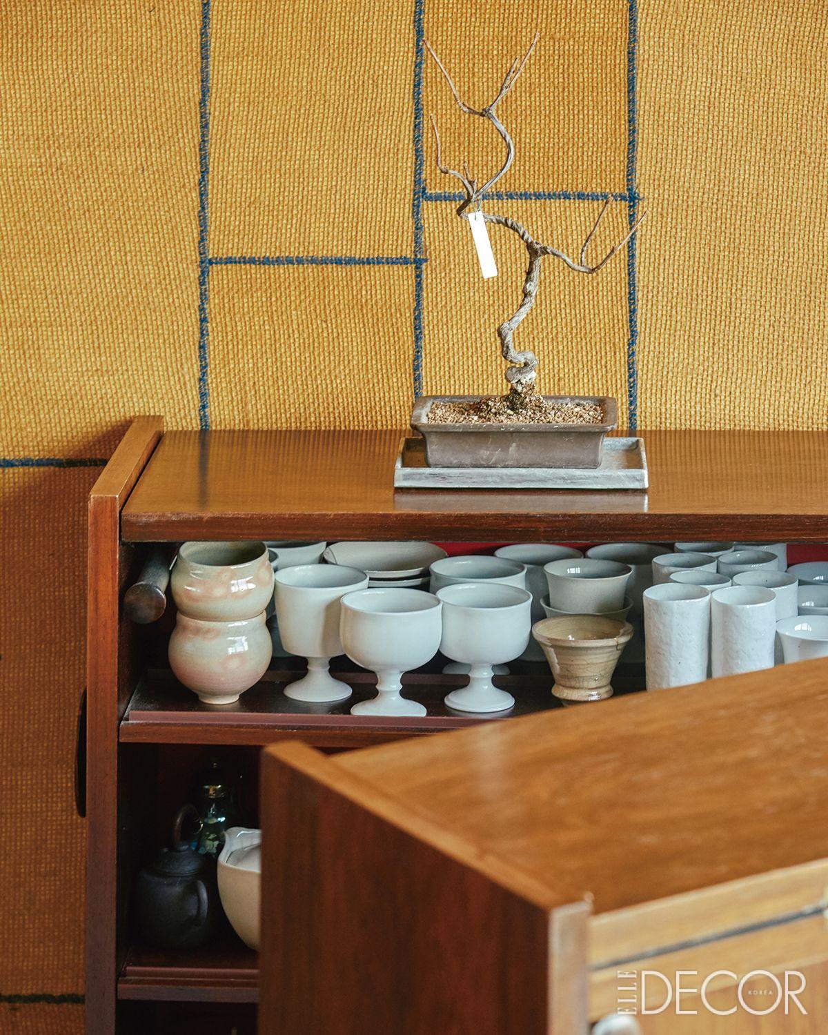 1960년대 덴마크 디자이너 요하네스 안데르센(Johannes Andersen)이 디자인한 폴딩 바 캐비닛. 다기를 비롯한 각종 테이블웨어를 보관 중이다. 