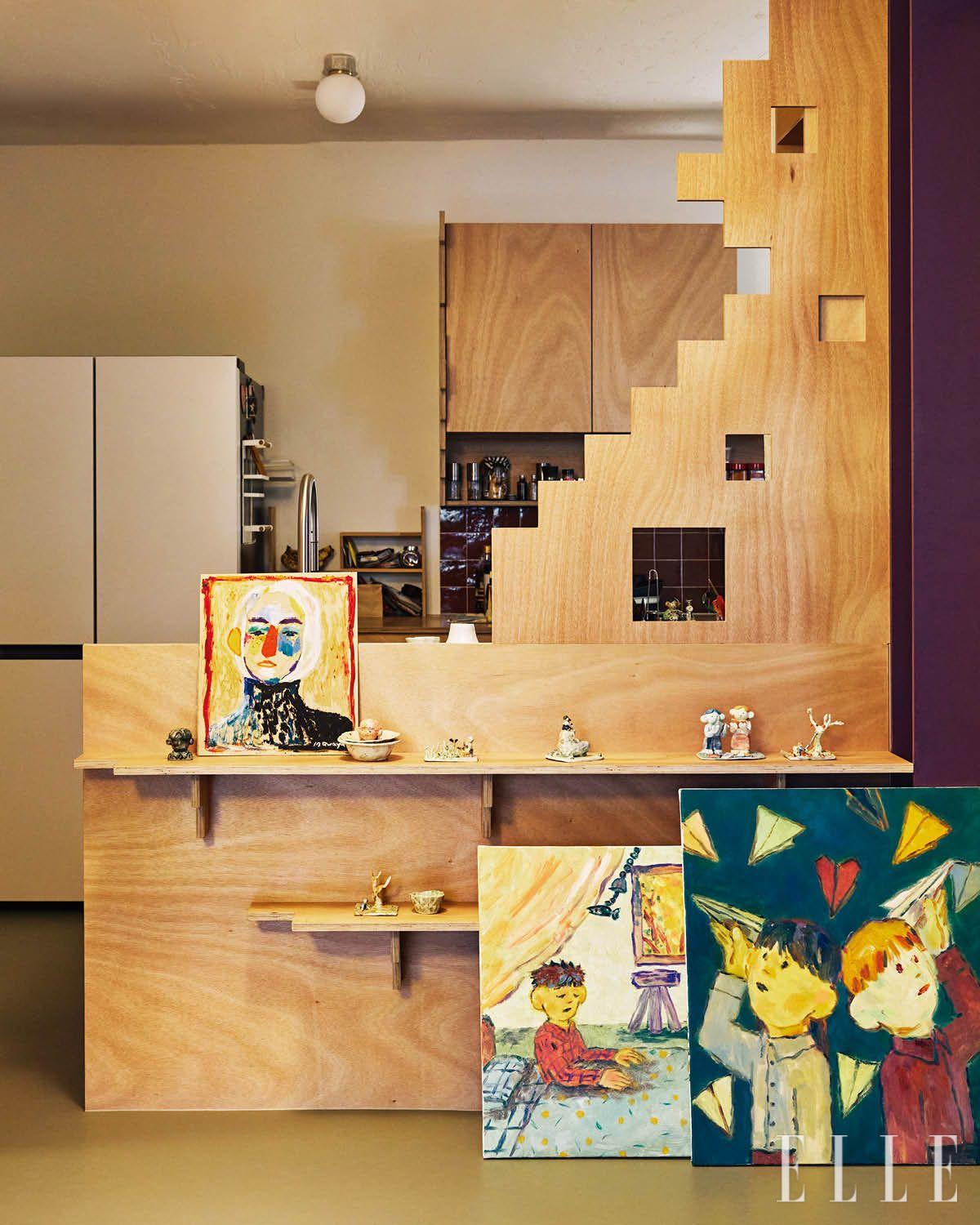 작업실 맞은편에 위치한 주방. 지그재그로 컷아웃된 목재 벽이 싱크대 후면을 가리고 주방과 거실을 느슨하게 나눈다. 