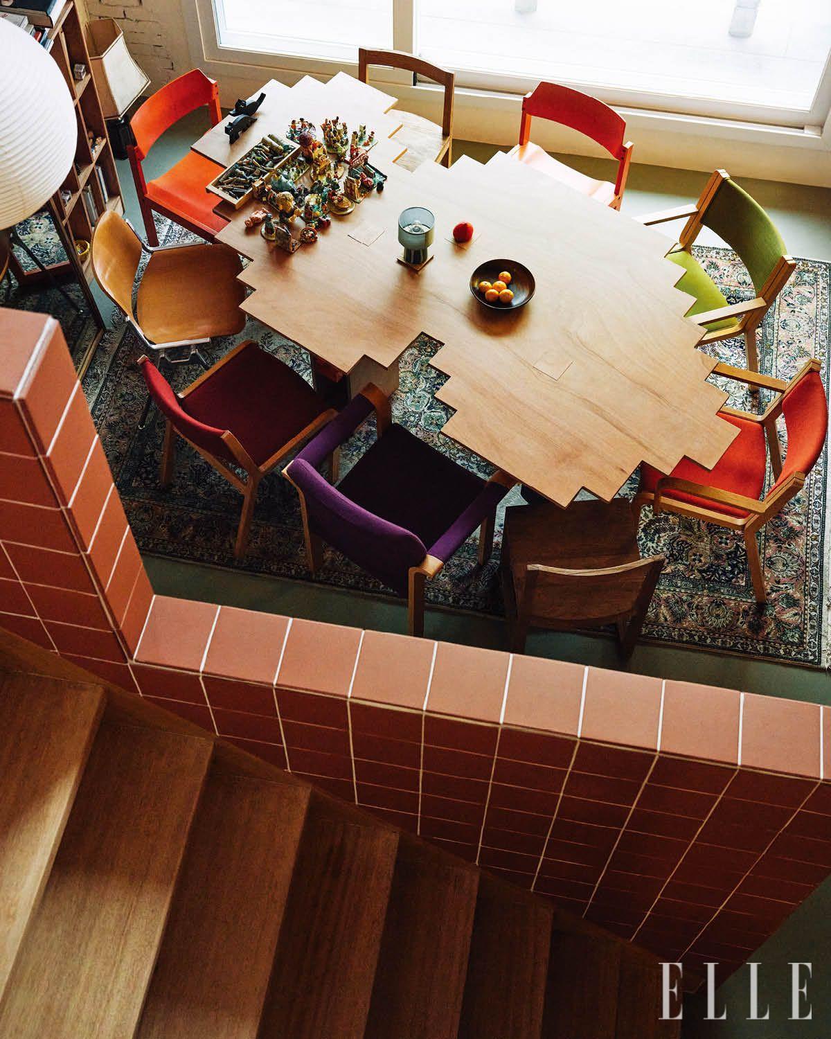 계단에서 바라본 미팅 룸. 픽셀처럼 가장자리가 분절된 독특한 테이블은 이 집의 시그너처.