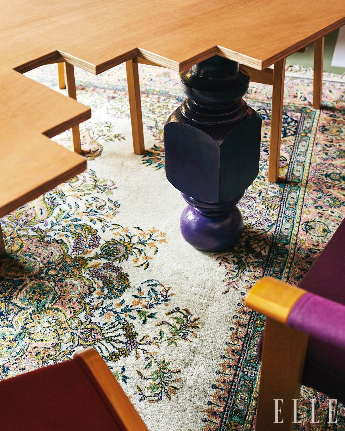 테이블 다리로 재활용된 기존 계단 난간 손잡이. 