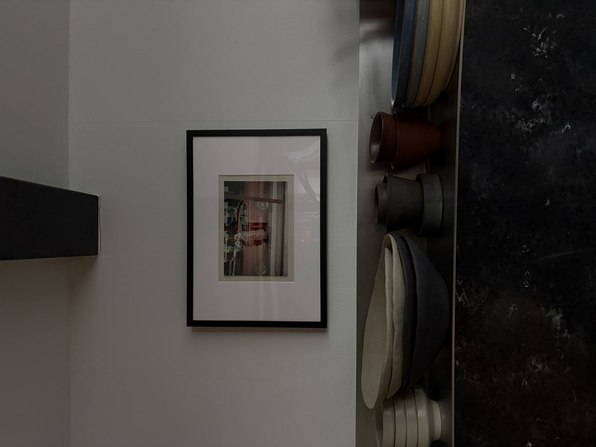 아미라 작가의 그릇으로 채운 선반. 주방 가구 역시 모두 직접 제작했다.