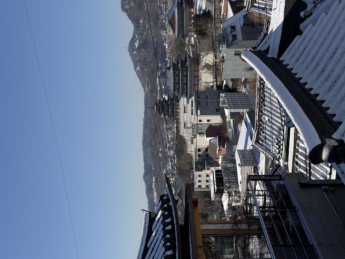 창 너머로 경복궁과 인왕산의 절경이 펼쳐진다.