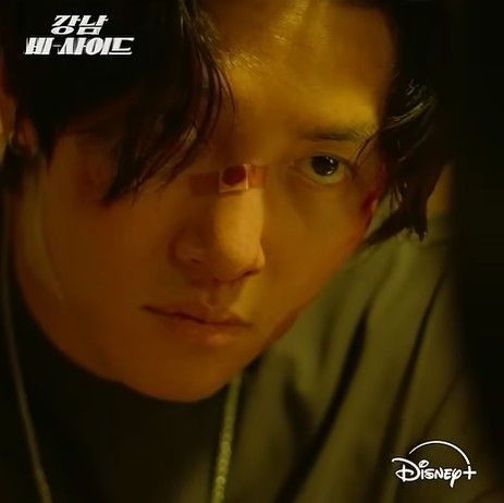 강남 비-사이드 방송 장면 