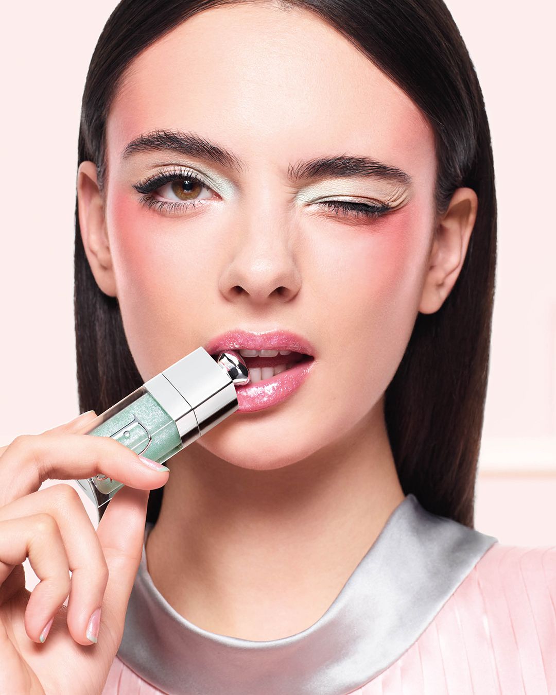 새로운 글로벌 캠페인 속 주인공, 데바 카셀의 <울트라 민트 룩>