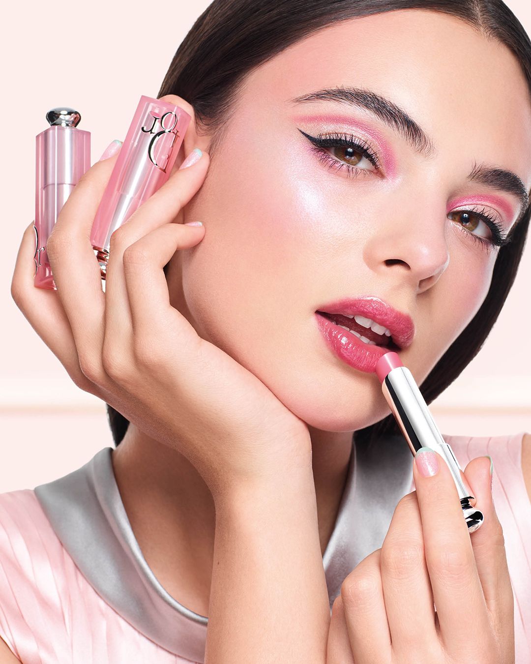 새로운 글로벌 캠페인 속 주인공, 데바 카셀의 <울트라 핑크 룩>