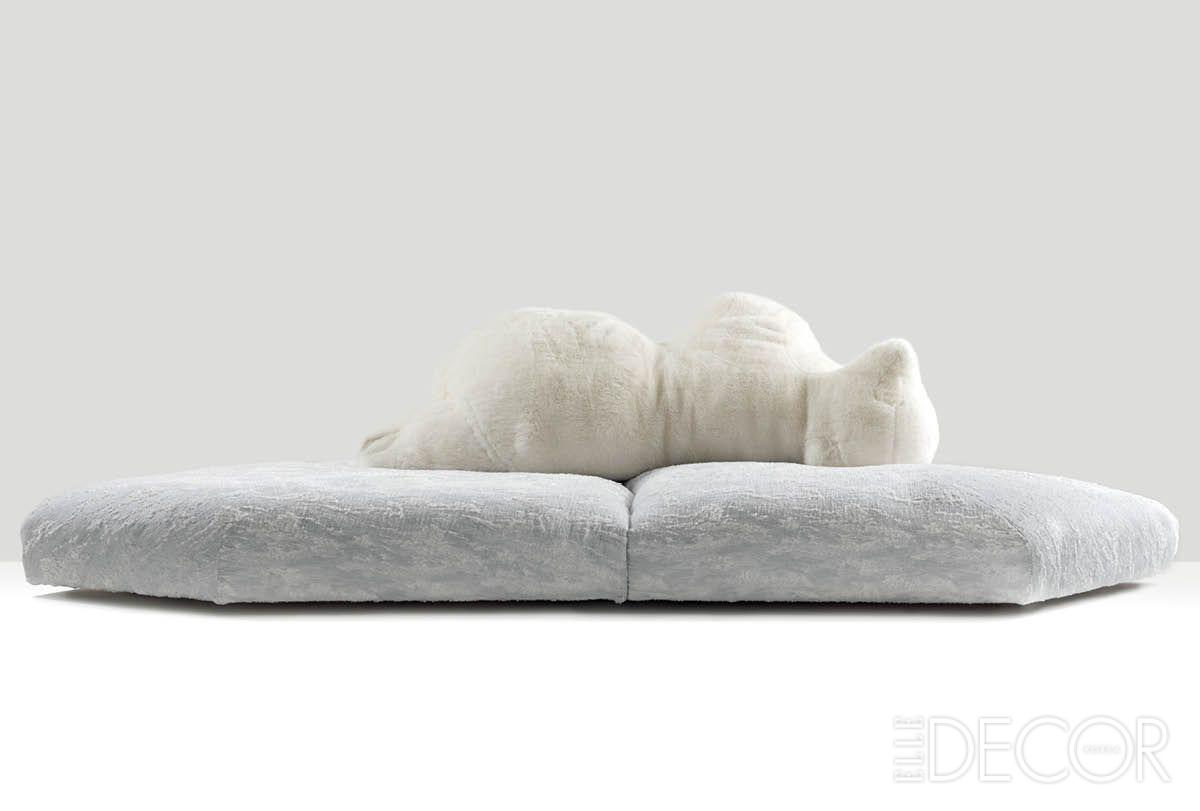 빙하 위에서 휴식을 취하는 북극곰을 둘러싼 비정형적인 형태의 팩(Pack) 소파. 에드라만의 디자인적 접근을 엿볼 수 있다. 