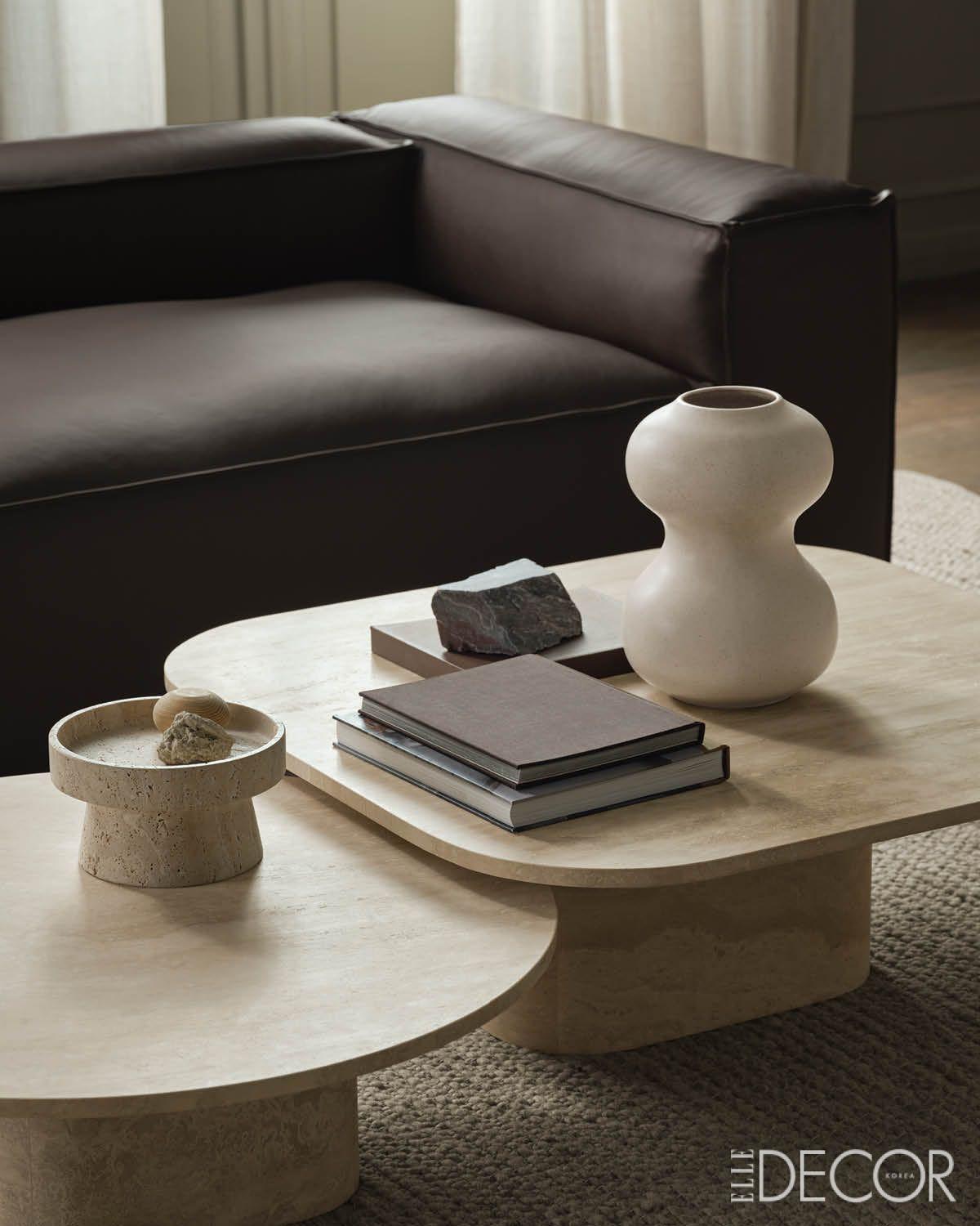 독일 디자이너 듀오 카시카시(Kaschkasch)가 디자인한 코지마 소파는 낮은 팔걸이와 등받이로 자연스럽게 몸을 기대게 한다. 