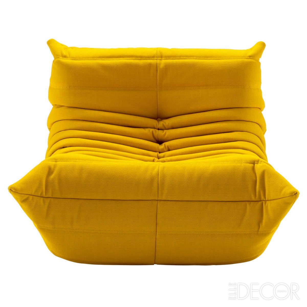 디자이너 미셸 듀카로이(Michel Ducaroy)가 접힌 치약 튜브의 모습을 보고 디자인한 토고 소파. 1973년 리네 로제에서 탄생한 이 소파는 프랑스 디자인의 아이콘으로 자리매김하며, 현재까지도 큰 사랑을 받고 있다.