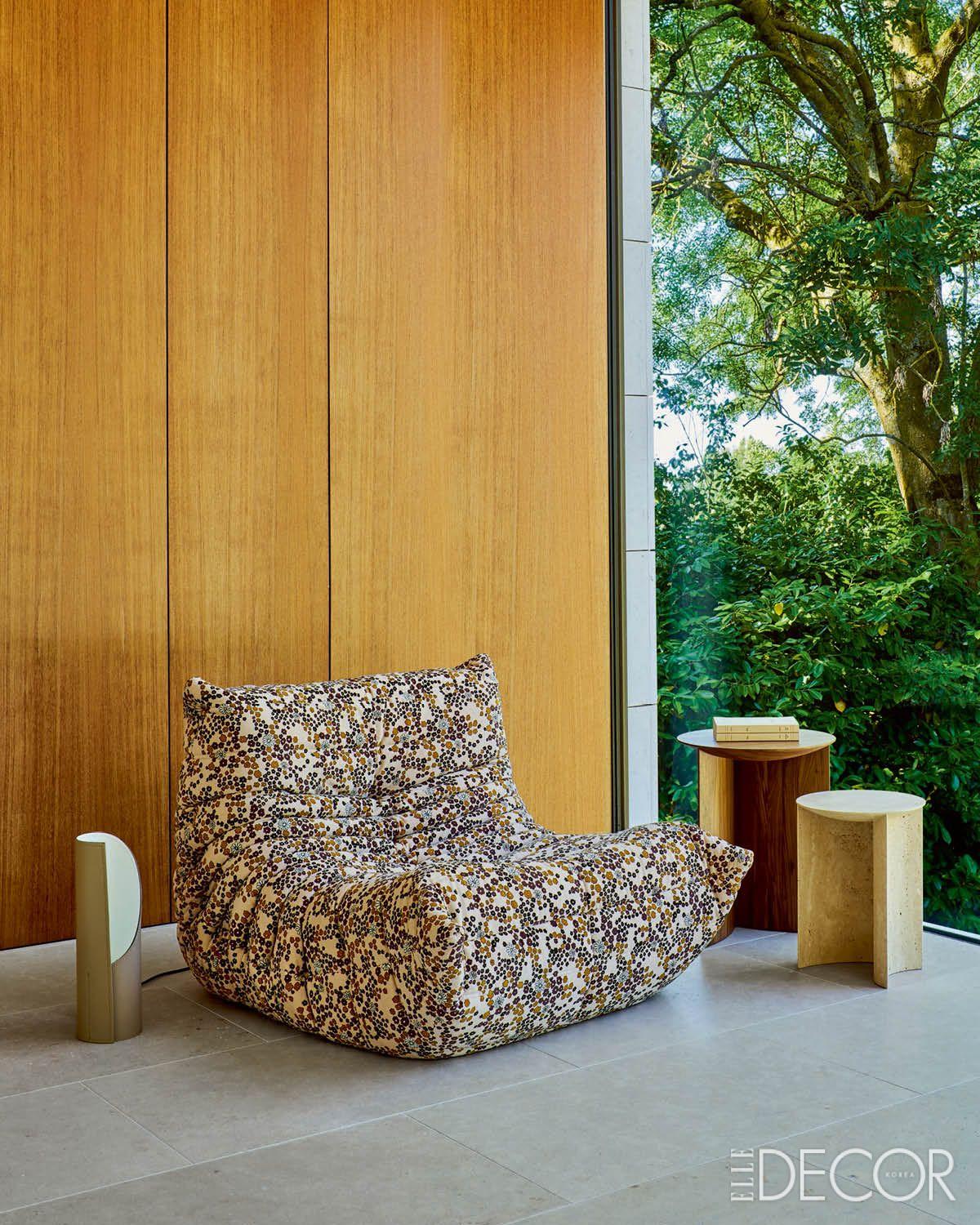 세계 최초로 폴리우레탄 폼으로 만들어진 토고. 부드럽게 흐르는 라인과 애벌레를 연상시키는 귀여운 실루엣으로 전 세계적 사랑을 받고 있는 이 소파는 47가지의 폭넓은 패브릭 옵션을 갖췄다.