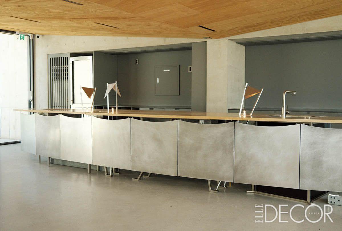 복합문화공간 미네랄하우스를 위해 제작한 캐노피를 설치한 서프보드 형태의 바.