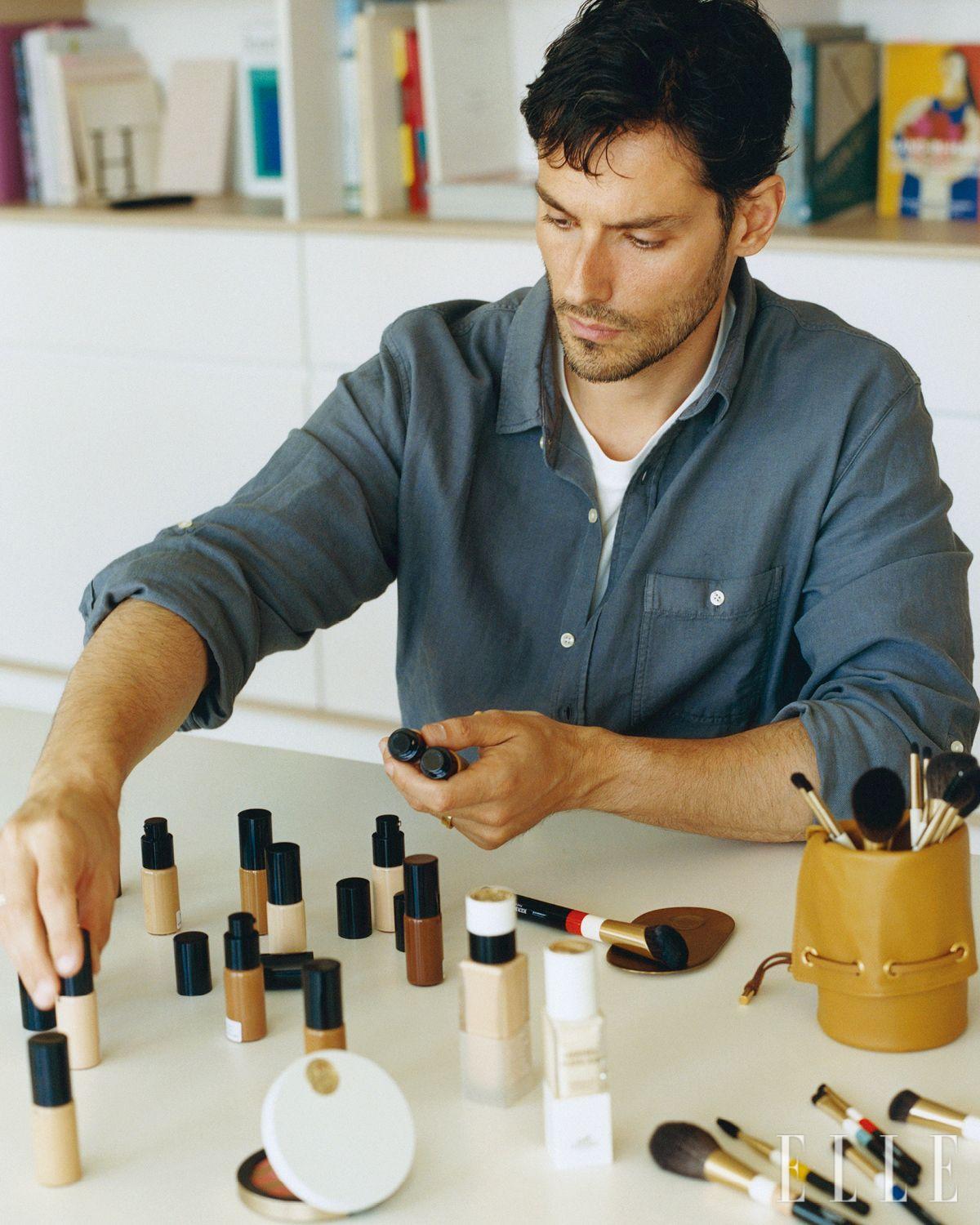 34가지 쉐이드로 구성된 플랭 에르 루미너스 매트 스킨케어 파운데이션을 살피는 그레고리스 피르필리스. 