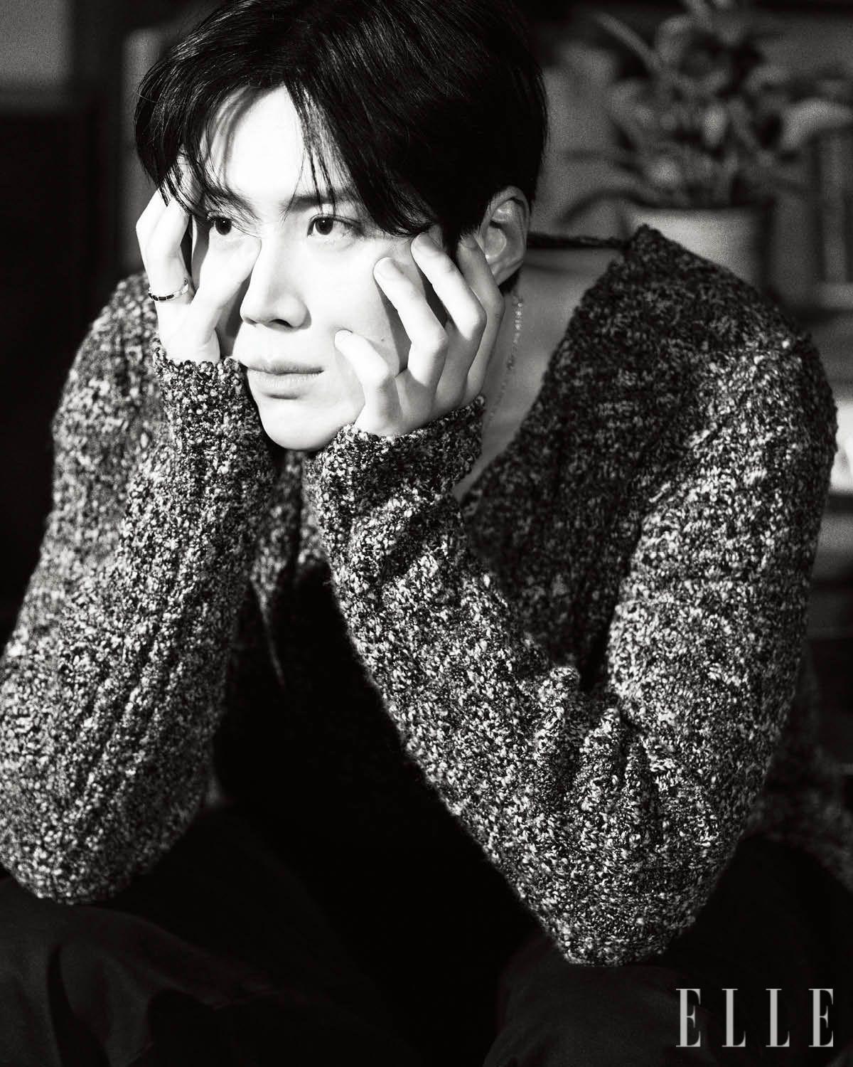 김선호가 입은 그레이 니트는 Dolce & Gabbana. 네크리스와 링은 모두 Bvlgari.