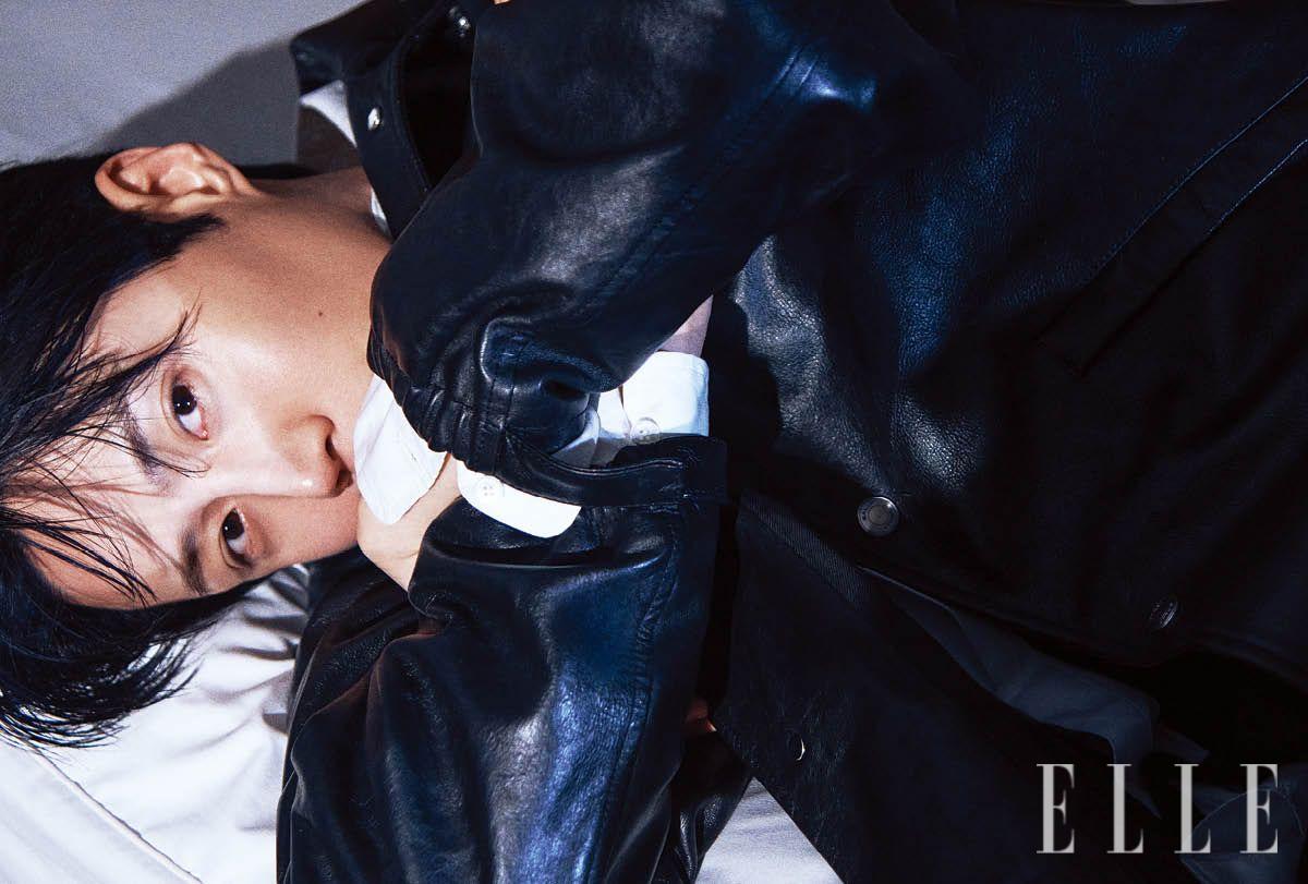 김선호가 입은 재킷은 Bally. 셔츠는 Sacai.