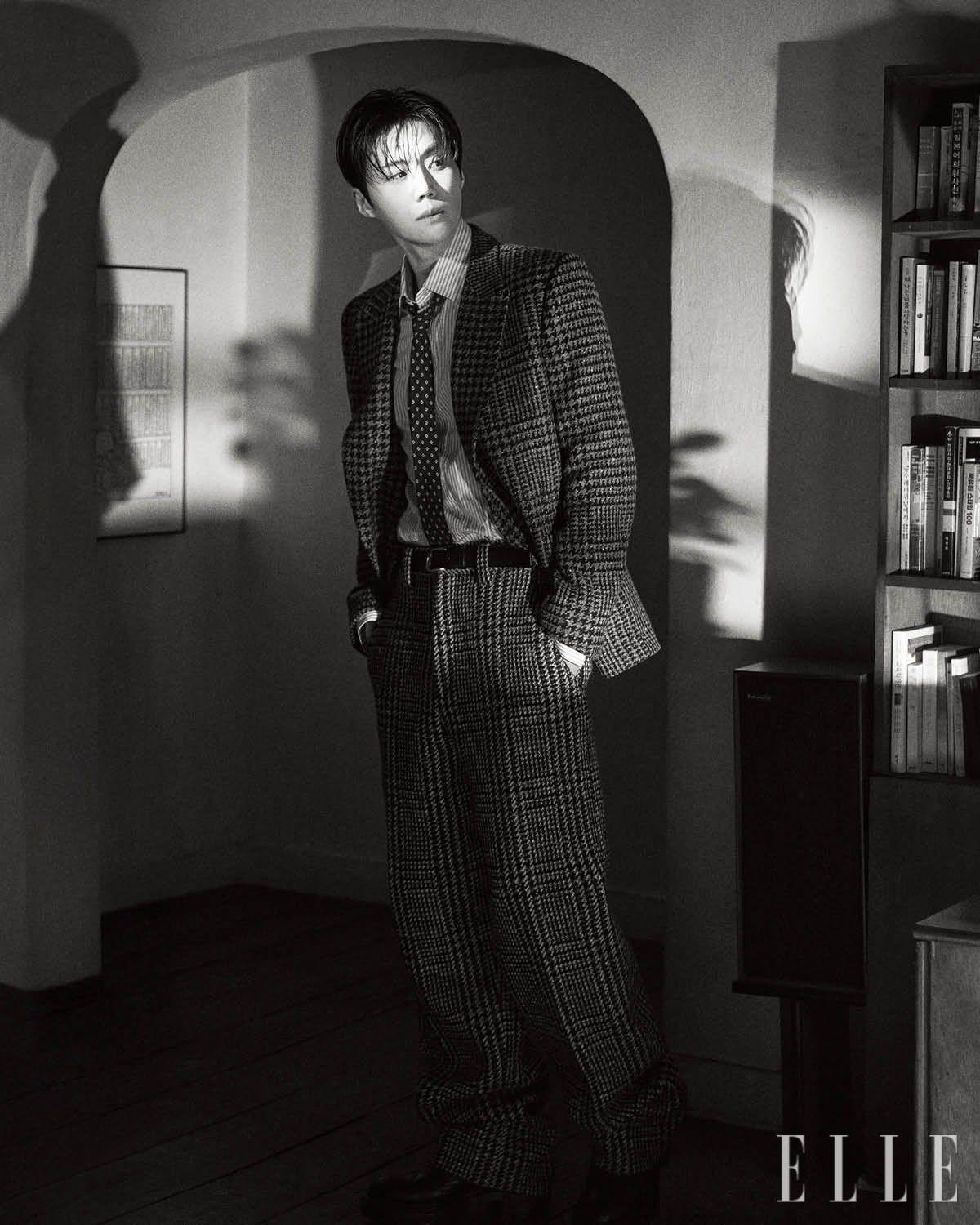 김선호가 입은 재킷과 팬츠는 모두 Zegna. 슈즈는 Christian Louboutin. 타이와 벨트는 모두 스타일리스트 소장품.